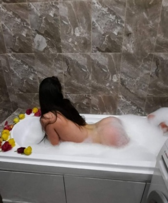 💋 Мои услуги широки и разнообразны: классический секс, оральные ласки, эротический массаж... Не стесняйся, расскажи мне о своих желаниях, и я воплотю их в жизнь. 😈 Посмотри на мои фото и прочитай отзывы - увидишь, насколько я умелая и страстная в постели. 📸🔥 Мой опыт делает каждую нашу встречу незабываемой, а нежность и ласка превратят наше свидание в настоящую сказку. Жду тебя в Москве, чтобы мы вместе открывали новые грани удовольствия! 🌃💫 Ася